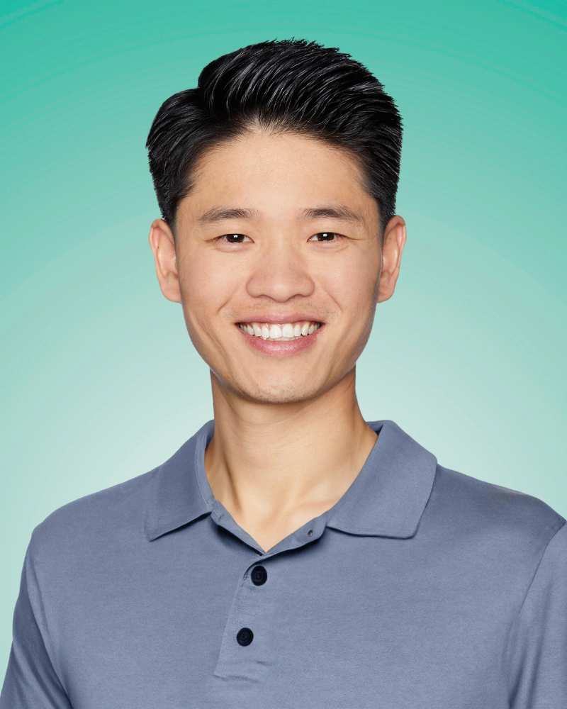 LinkedIn photo tip showing face filling 60 percent of the frame on teal background